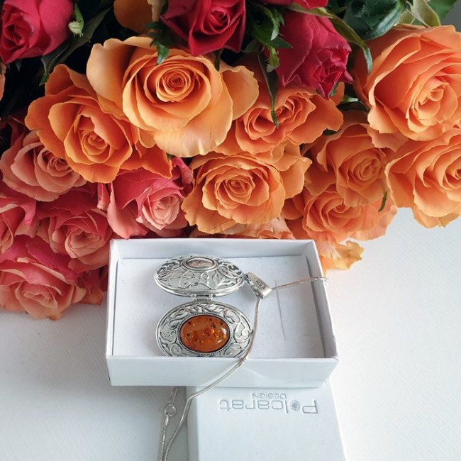 Silver pendant-box with amber W 1225