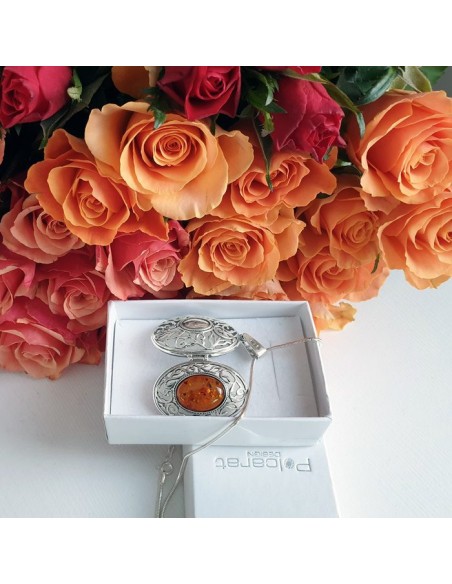Silver pendant-box with amber W 1225