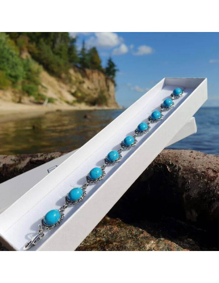 Bracelet with turquoises. Illustrative photo.