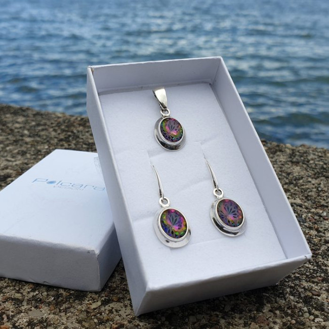 Set 2109 earrings and pendant on the boulevard