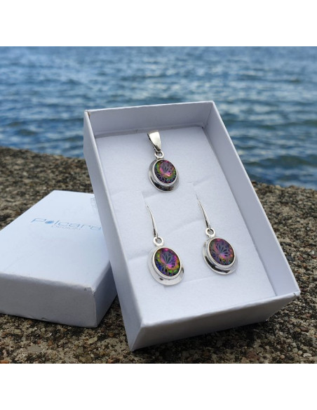 Set 2109 earrings and pendant on the boulevard