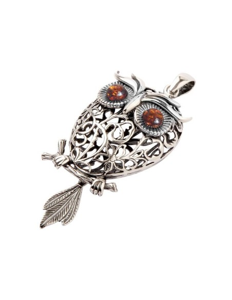 Silver pendant with amber in 1669