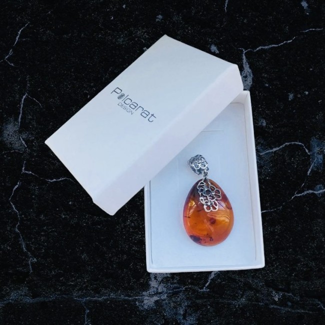 Unikatowy bursztynowy wisiorek otulony srebrnymi kwiatkami BW 112|Polcaratdesign.pl Biżuteria