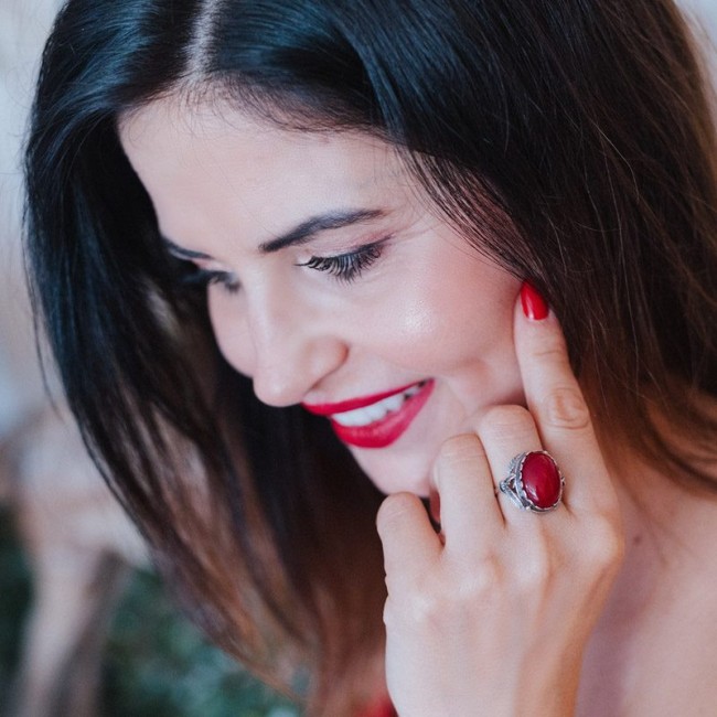 Ruby cabochon in a beautiful silver setting with a plant motif. The largest selection of jewelry with natural stones in Polcarat