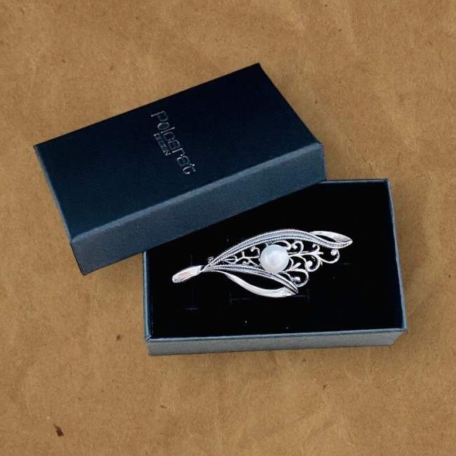 Broszka srebrna zdobiona perłą B 204|Polcaratdesign.pl Biżuteria