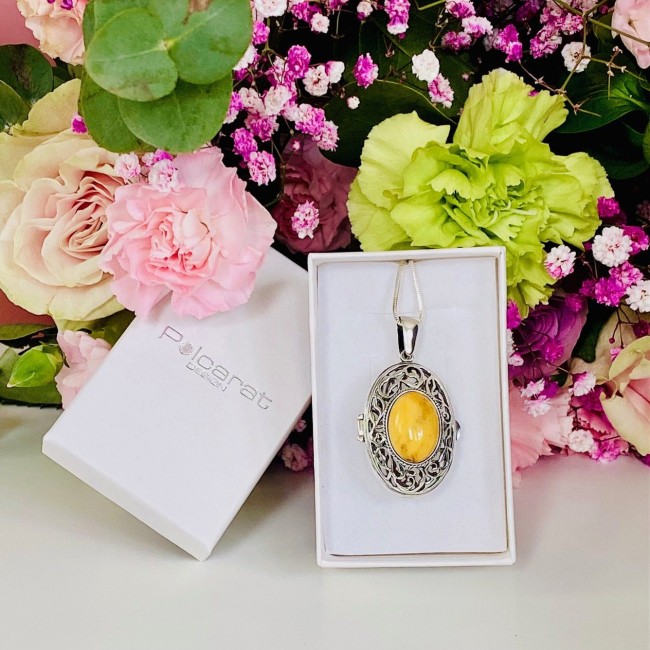 Silver pendant-box with amber W 1225