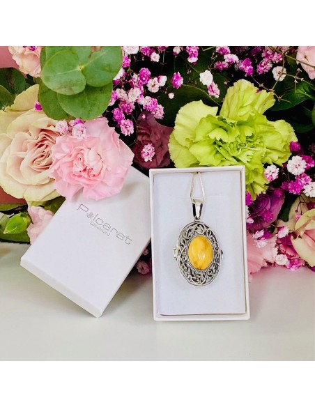 Silver pendant-box with amber W 1225