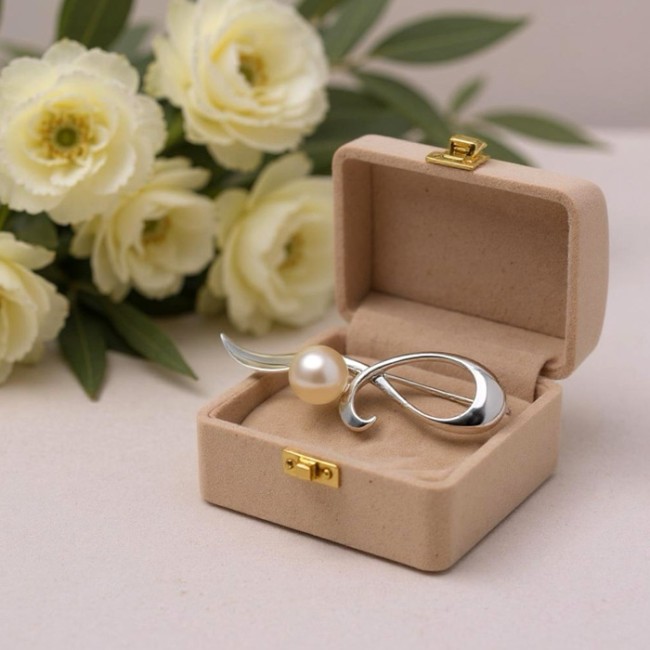 Silver brooch with pearl B 181 pearl