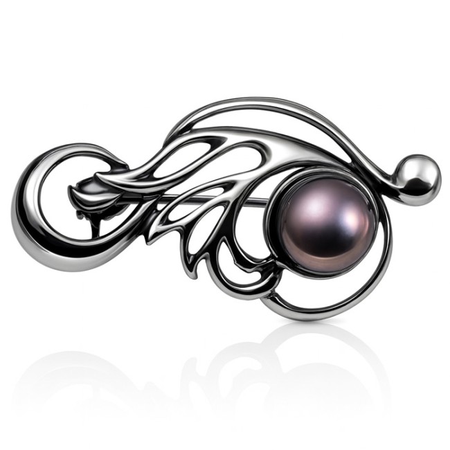 Detal czarnej perły z fioletowo-bordowymi refleksami w srebrnej oprawie