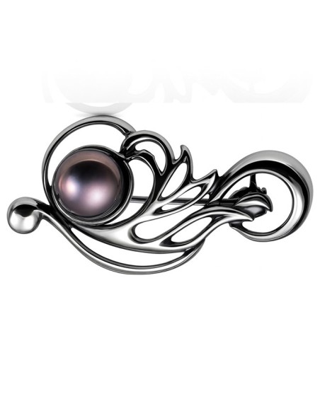 Detal czarnej perły z fioletowo-bordowymi refleksami w srebrnej oprawie