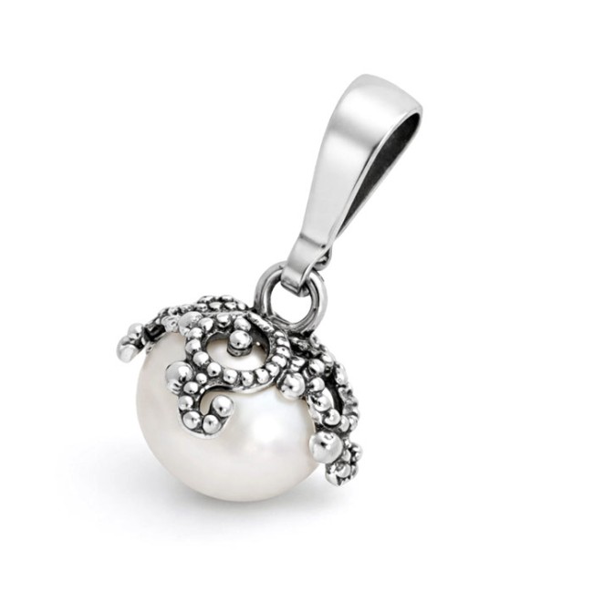 Srebrny oksydowany wisiorek z perłą W 1787