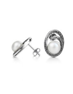Kolczyki srebrne 925 z perłą hodowlaną – eleganckie sztyfty z oksydowanym zdobieniem