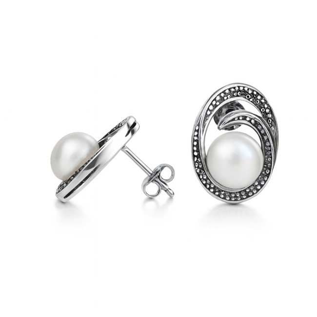 Kolczyki srebrne 925 z perłą hodowlaną – eleganckie sztyfty z oksydowanym zdobieniem