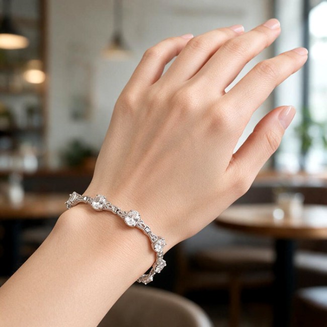 Silver bracelet decorated with cubic zirconia R 954