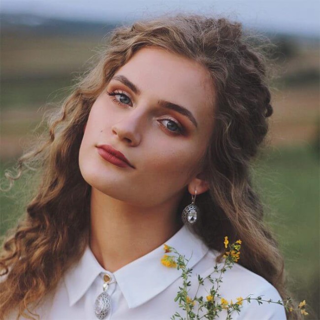 Srebrny oksydowany wisiorek z kryształem W 1777|Polcaratdesign.pl Biżuteria