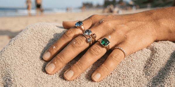 Biżuteria z cyrkoniami na wakacje i opaleniznę – komplety biżuterii - idealne zestawienia 2026