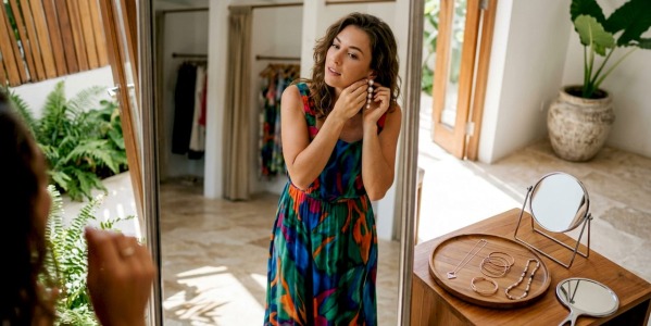 Jak dobrać biżuterię do sukienki maxi: zasady, które zmienią Twój look