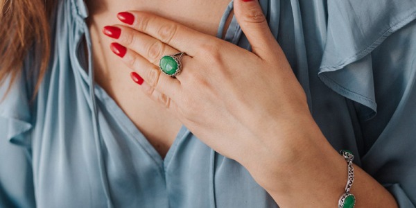 Pierścionek z agatem – jak wybrać idealny model z czarnym agatem lub zielony agat